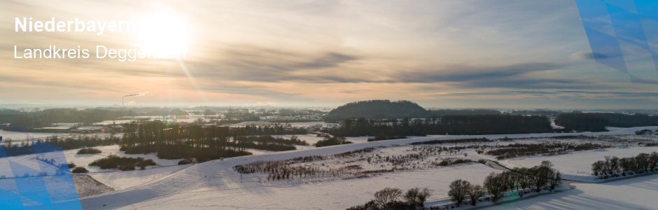 Das Foto zeigt eine winterliche Landschaft im Landkreis Deggendorf.