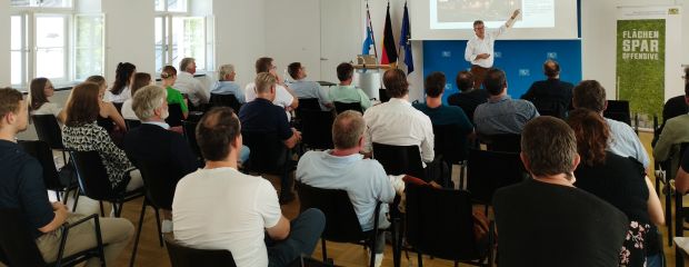 Das Foto zeigt die Teilnehmerinnen und Teilnehmer des Workshops Best Practice – gelungene Innenentwicklung in Niederbayern