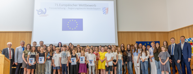 Das Foto zeigt die Bundes- und Landessiegerinnen und -sieger des 71. Europäischen Wettbewerbs aus dem Regierungsbezirk Niederbayern.