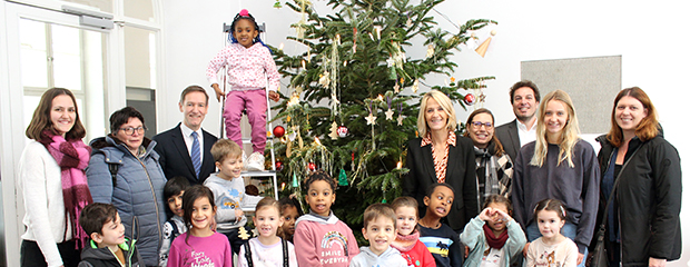 Regierungspräsident Rainer Haselbeck schmückt gemeinsam mit Kindern "Regierungschristbaum". 