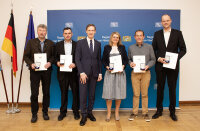 Das Foto zeigt Regierungspräsident Rainer Haselbeck (Mitte) zusammen mit den geehrten Lebensrettern (von links) Erich Kaspar, Andreas Reichhart, Daniela und Patrick Junglas sowie Fabian Dullinger.