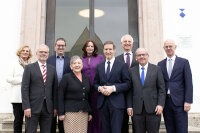 Das Foto zeigt die Teilnehmer der Regierungspräsidenten-Tagung vor dem Haupteingang der Regierung von Niederbayern. 