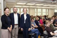 Das Foto zeigt die Teilnehmer des Dialogforum zusammen mit (von rechts) Regierungsvizepräsidentin Monika Linseisen, ZPG-Leiter Martin Heyn und Karin Bilek vom Suchtpräventionsteam der Regierung von Niederbayern. 