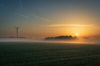 3. Platz Fotowettbewerb erneuerbare Energien- Nebeliger Sonnenaufgang Beim Windrad Weihbüchl