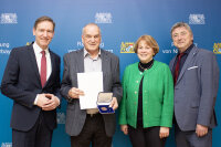 Das Foto zeigt Regierungspräsident Rainer Haselbeck, den Aschaer Gemeinderat Josef Keckeis, die stellvertretende Landrätin des Landkreises Straubing-Bogen, Barbara Unger, und Aschaers Ersten Bürgermeister, Wolfgang Zirngibl. 