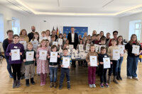 "Kind-kommt-mit-Tag" an der Regierung von Niederbayern: Regierungspräsident Rainer Haselbeck mit den Kindern der Beschäftigten