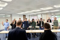 Regierungspräsident Rainer Haselbeck heißt die Referendare willkommen und vereidigt die angehenden Lehrkräfte. 