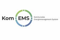 Das Foto zeigt das Logo des Kommunalen Energiemanagement-System Kom.EMS.