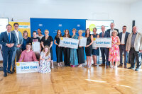 Das Foto zeigt alle Preisträgerinnen und Preisträger des Bürgerenergiepreises 2024.