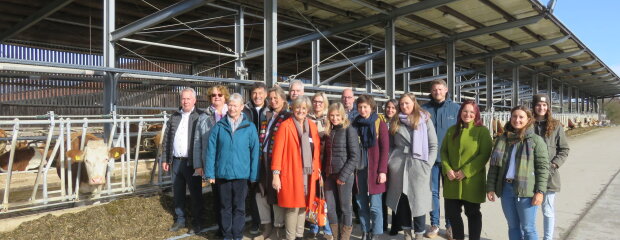 Das Foto zeigt die Teilnehmerinnen und Teilnehmer des 4. Regio-Austauschs Niederbayern.