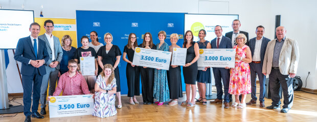 Das Foto zeigt alle Preisträgerinnen und Preisträger des Bürgerenergiepreises 2024.