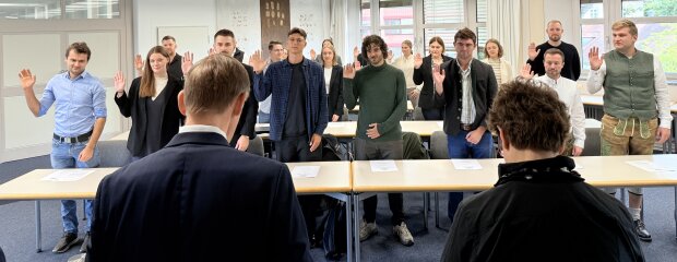 Regierungspräsident Rainer Haselbeck heißt die Referendare willkommen und vereidigt die angehenden Lehrkräfte. 