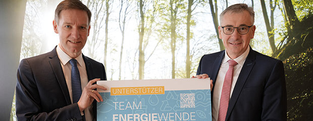 Regierungspräsident Rainer Haselbeck überreicht Landrat Werner Bumeder die offizielle "Unterstützer"-Urkunde. 