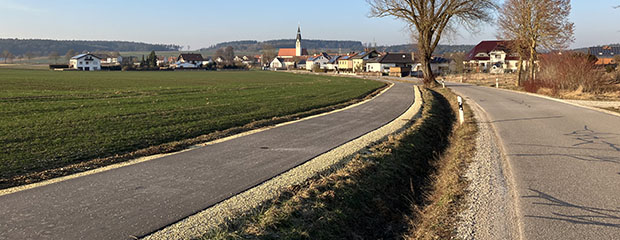 Das Foto zeigt den Neubau eines circa ein Kilometer langen Radweges zwischen Arnhofen und Pullach durch die Stadt Abensberg. 
