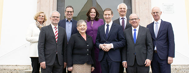 Das Foto zeigt die Teilnehmer der Regierungspräsidenten-Tagung vor dem Haupteingang der Regierung von Niederbayern. 
