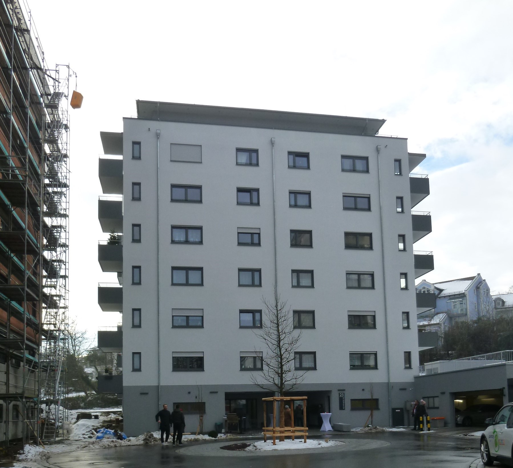 Ein gelungenes Beispiel für geförderten Wohnungsbau wurde in der Stadt Deggendorf errichtet. Das Foto zeigt das fertiggestellte erste Gebäude und links den Rohbau. 
Foto: Georg Huber, Regierung von Niederbayern
