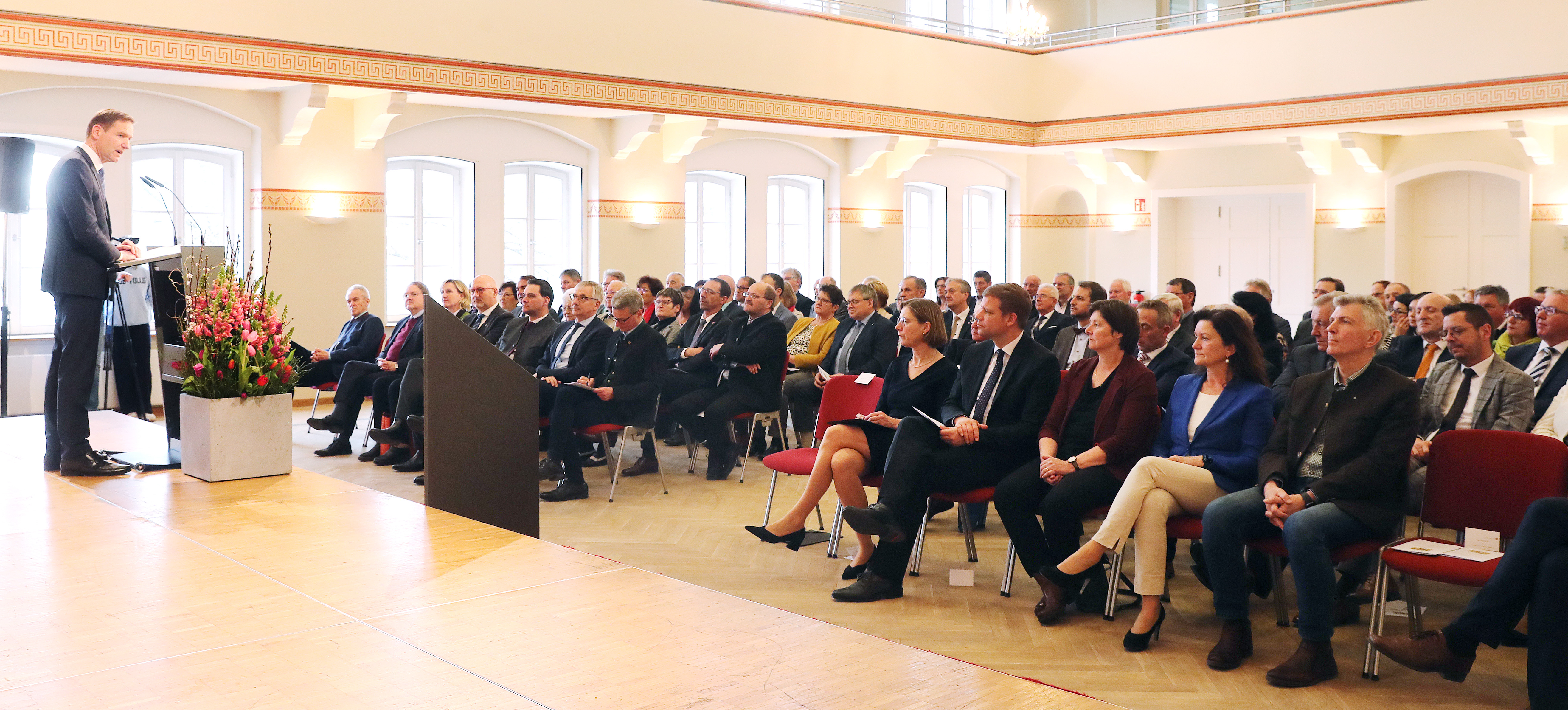 Zahlreiche Gäste folgten der Einladung der Regierung von Niederbayern anlässlich der Verleihung der Kommunalen Verdienstmedaille. 