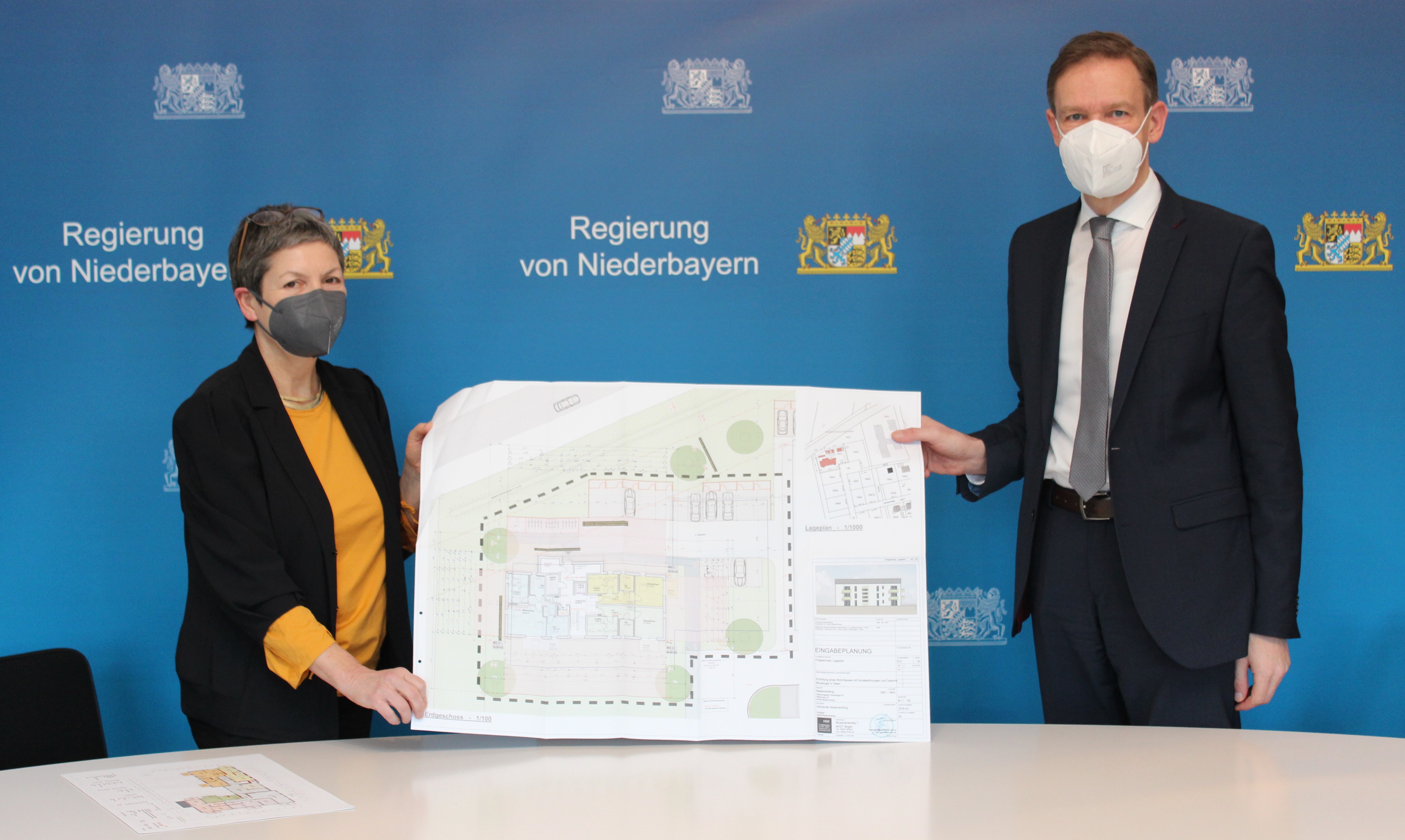 Regierungspräsident Rainer Haselbeck und Doris Reuschl, Leiterin des Sachgebiets Wohnungswesen der Regierung, besprechen die Situation der Wohnraumförderung in Niederbayern.