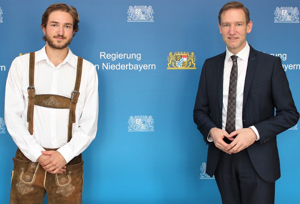 Regierungspräsident Rainer Haselbeck (rechts) gratuliert Julian Zellner (links) zur hervorragenden Prüfungsleistung im Bereich Pflanzentechnologie.