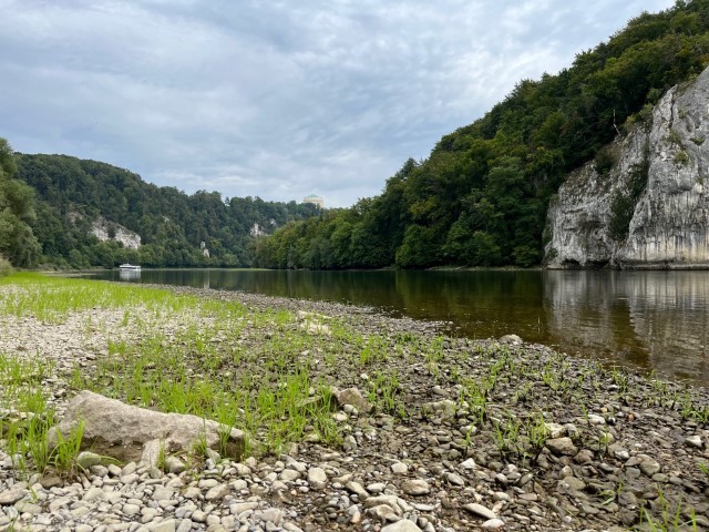Auf der Wanderung durch das Nationale Naturmonument "Weltenburger Enge" gibt es neben der phantastischen Felskulisse auch ausgefallene "Handschmeichler", von der Donau geschliffene Kieselsteine zu bestaunen.