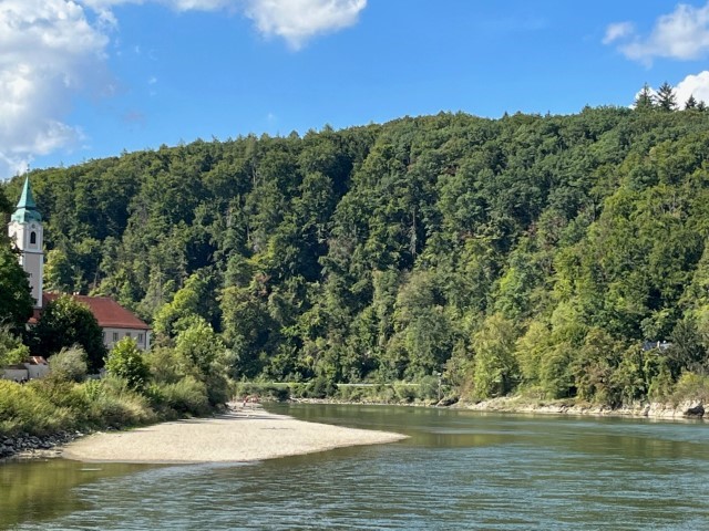 Das malerisch am Ufer der Donau gelegene Kloster Weltenburg mit der Benediktinerabtei und der berühmten Asamkirche.